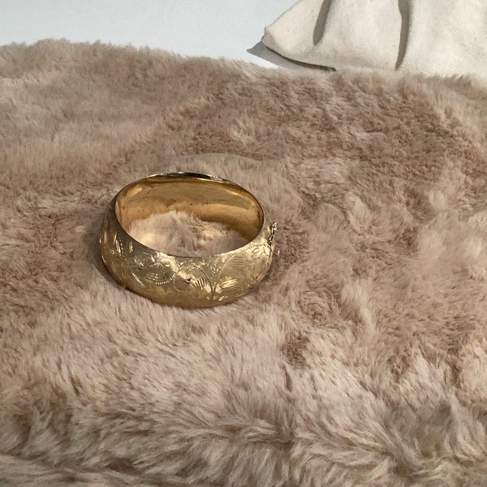 Elegant Gold Bangle Bracelet